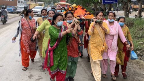 Women carry body to the pyre