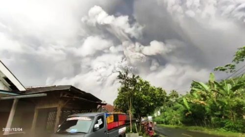 Indonesia volcano: Dozens injured as residents flee huge ash cloud from Mt Semeru