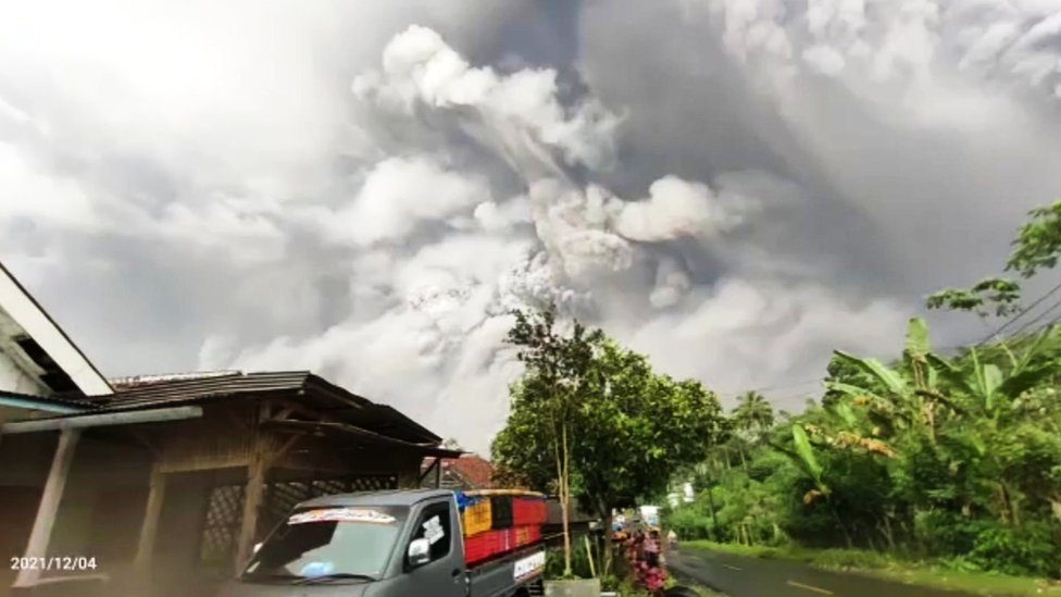 Indonesia volcano: Dozens injured as residents flee huge ash cloud from Mt Semeru