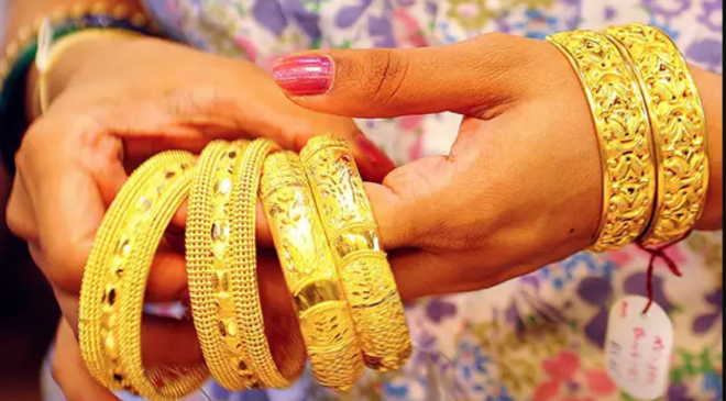 Price of gold goes up by Rs 2300 per tola