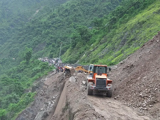 Landslide obstructs Narayangarh-Muglin road